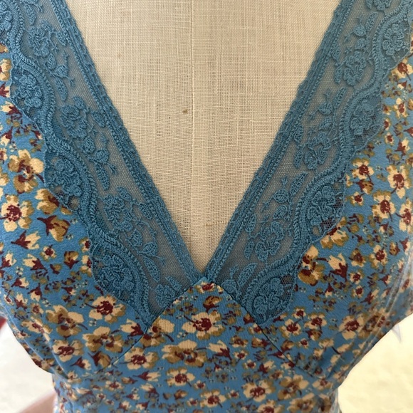 Free People Blue Floral Keyhole Back Dress With Lace. Size Medium - Picture 9 of 13